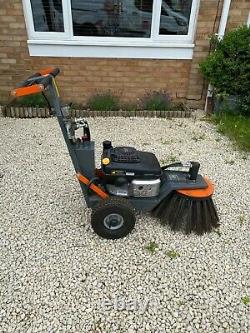 Cubb weed brush/ sweeper, paving and block driveway demosser -great condition