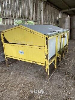 IAE Cattle Calf Creep Feeder HEAVY DUTY Used in Very Good Condition