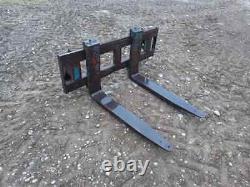 Set of heavyduty tractor frontloader pallet tines on howard brackets, telehandler