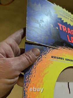 Affiche de présentoir de comptoir de lampes de tracteur robustes à montage antichoc de collection vintage.