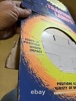 Affiche de présentoir de comptoir de lampes de tracteur robustes à montage antichoc de collection vintage.