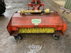 Balayeuse de route montée sur tracteur