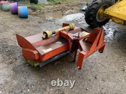 Balayeuse de route montée sur tracteur