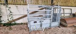 Bâtiment de contention pour bétail Bateman robuste. Entièrement galvanisé. Neuf jamais utilisé.