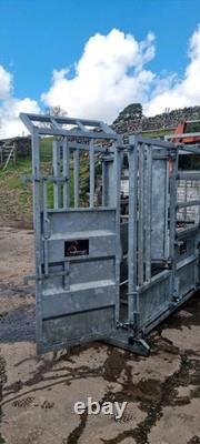 Bâtiment de contention pour bétail Bateman robuste. Entièrement galvanisé. Neuf jamais utilisé.