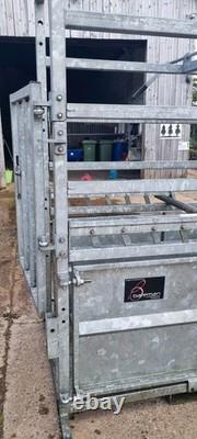 Bâtiment de contention pour bétail Bateman robuste. Entièrement galvanisé. Neuf jamais utilisé.