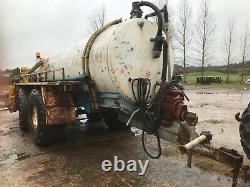 Camion-citerne De Boue Avec L’injecteur De Joskin