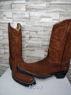 En vente Bottes en daim pour hommes avec semelles de tracteur robustes taille 12D En vente Bottes en daim pour hommes avec semelles de tracteur robustes taille 12D