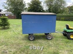 Grand Chariot Vintage, Remorque de Tracteur, Stand de Bord de Route