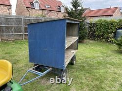 Grand Chariot Vintage, Remorque de Tracteur, Stand de Bord de Route