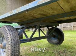 Grand Chariot Vintage, Remorque de Tracteur, Stand de Bord de Route