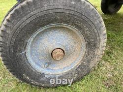 Grand Chariot Vintage, Remorque de Tracteur, Stand de Bord de Route