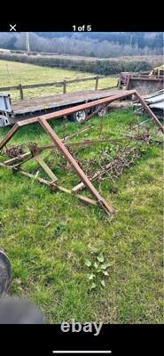 Grandes hérissages à chaînes pliantes, cadre en bon état, les tapis nécessitent une attention.